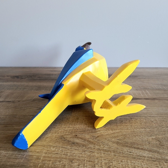 Large resin blue and yellow parrot sculpture. - Picture 3 of 7